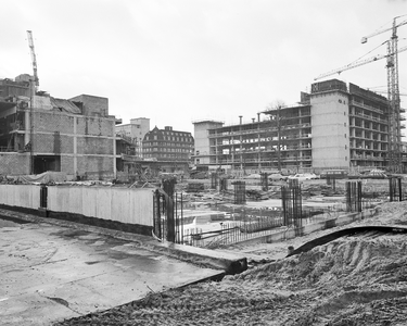 855305 Gezicht op de bouw van een parkeergarage onder het Vredenburg te Utrecht; links het in aanbouw zijnde warenhuis ...